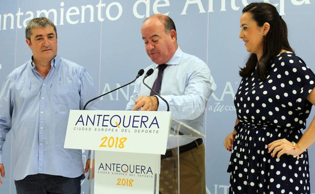 El alcalde y la responsable de Ferias con Juan Antonio Rodríguez, de Espectáculos Mundo. 