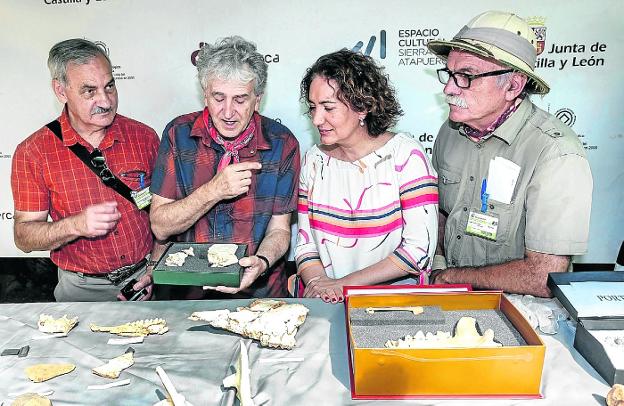 Bermúdez de Castro, Arsuaga y Carbonell con la consejera de Cultura de Castilla y León.