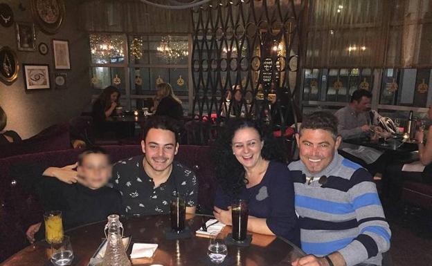 Fidel Jiménez, con sus padres y su hermano pequeño el pasado enero en Bristol. 