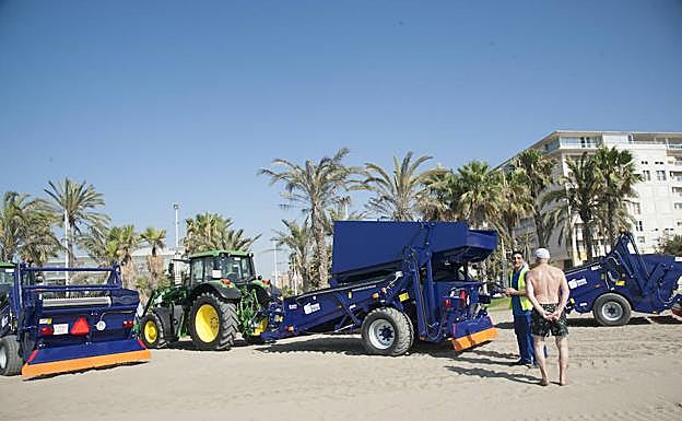 Málaga incorpora tres nuevos vehículos para retirar algas o toallitas de las playas