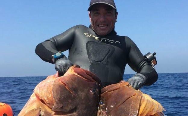 Juan Toro, de 48 años, con dos meros en aguas gaditanas el pasado año. 