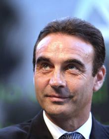 Imagen secundaria 2 - Lleno para escuchar el pregón. El diestro firma en el libro de honor con unas cariñosas palabras a Málaga y recibe un obsequio. 