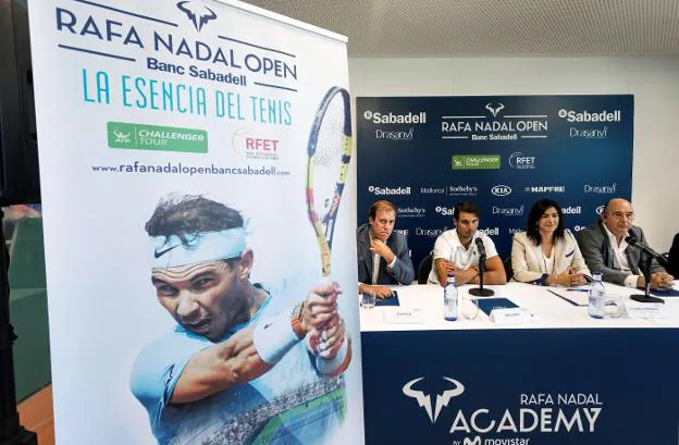 Nadal, ayer en la presentación del torneo junto a Joan Suasi, Maria José Rienda y Miguel Díaz. :: efe