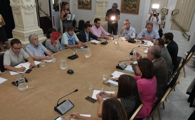 Imagen de la reunión celebrada en el Salón Azul del Ayuntamiento