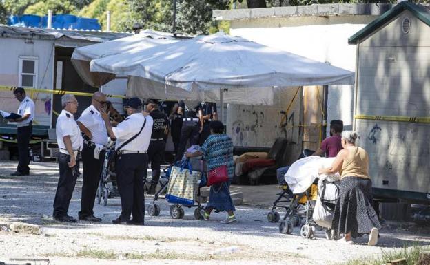 Oficiales de la policía local desahucian un campamento gitano en Roma.