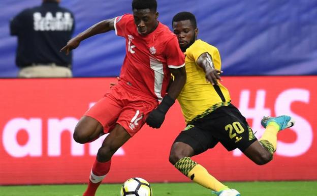 Davies, a la izquierda, en un partido con la selección de Canadá ante Jamaica. 