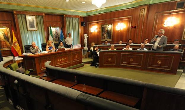 El pleno del Ayuntamiento de Marbella saca adelante su normalización urbanística en un debate extremadamente bronco