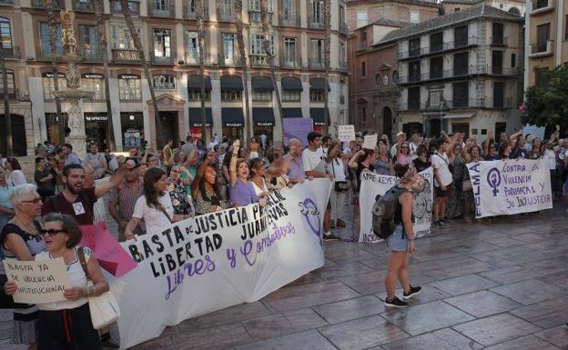 Asistentes a la concentración en la plaza de la Constitución. 