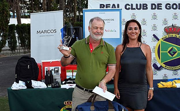 Esther Ruiz, de Marcos Joyería, junto al ganador a Michele Sancillo.