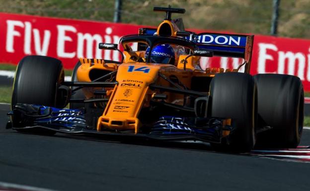 El McLaren de Fernando Alonso, rodando sobre el trazado de Hungaroring. 