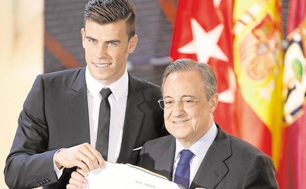 Gareth Bale, junto a Florentino Pérez el día de su presentación como futbolista del Real Madrid. 