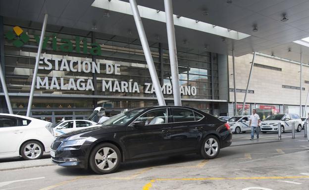 Un vehículo de Uber en la estación María Zambrano de Málaga. 