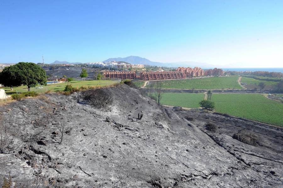 Unos 47 bomberos forestales, dos técnicos de operaciones, una brica, dos autobombas, dos agentes de medio ambiente y dos helicópteros han trabajado en la extinción del incendio que en Manilva obligó a desalojar a 400 personas.