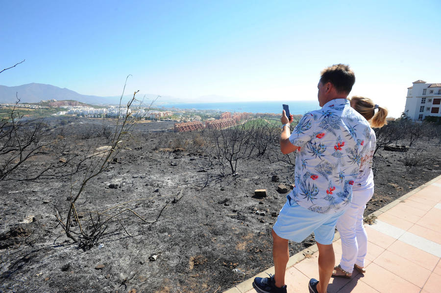 Unos 47 bomberos forestales, dos técnicos de operaciones, una brica, dos autobombas, dos agentes de medio ambiente y dos helicópteros han trabajado en la extinción del incendio que en Manilva obligó a desalojar a 400 personas.