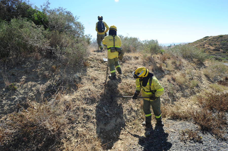 Unos 47 bomberos forestales, dos técnicos de operaciones, una brica, dos autobombas, dos agentes de medio ambiente y dos helicópteros han trabajado en la extinción del incendio que en Manilva obligó a desalojar a 400 personas.