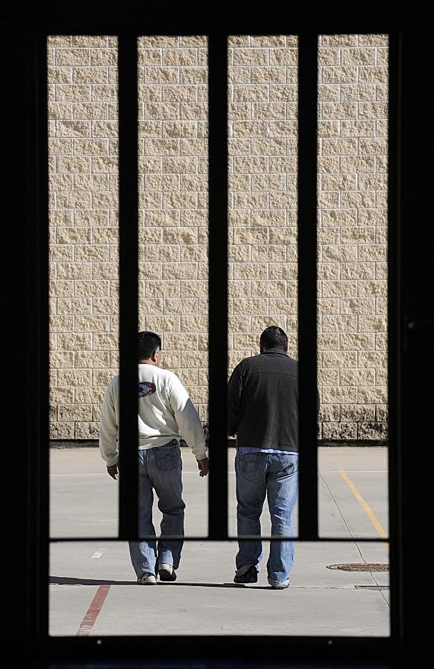 Dos reclusos pasean por el patio del centro penitenciario de Soto del Real (Madrid). :: dominique faget / afp