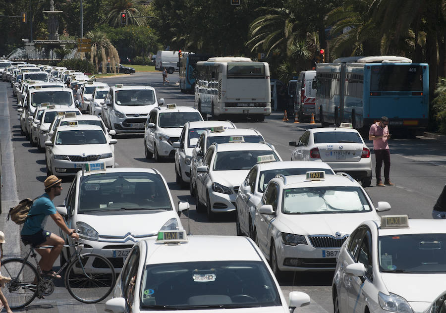 En el tercer día de huelga, los taxistas de Málaga han vuelto a cortar por sorpresa el Paseo del Parque en ambas direcciones.