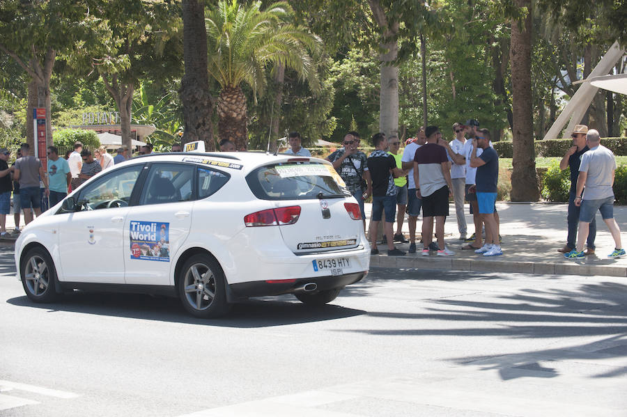 En el tercer día de huelga, los taxistas de Málaga han vuelto a cortar por sorpresa el Paseo del Parque en ambas direcciones.