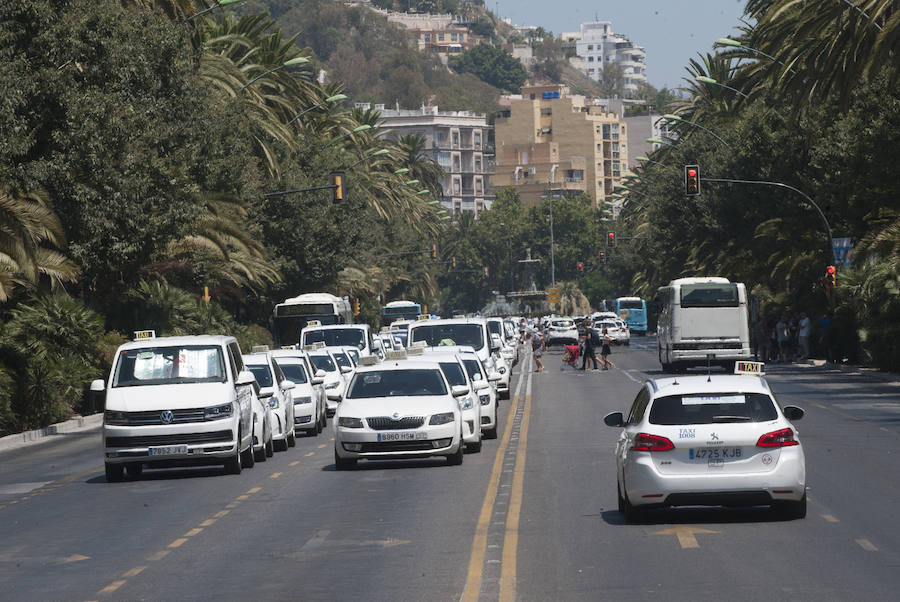 En el tercer día de huelga, los taxistas de Málaga han vuelto a cortar por sorpresa el Paseo del Parque en ambas direcciones.