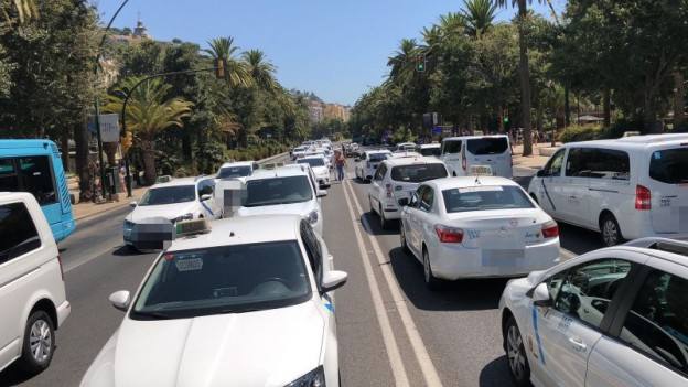 En el tercer día de huelga, los taxistas de Málaga han vuelto a cortar por sorpresa el Paseo del Parque en ambas direcciones.