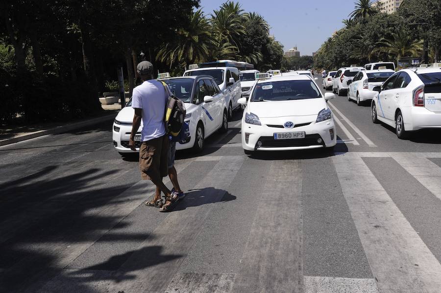 En el tercer día de huelga, los taxistas de Málaga han vuelto a cortar por sorpresa el Paseo del Parque en ambas direcciones.