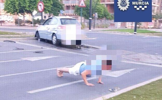 Hombre haciendo flexiones en un control de alcoholemia.