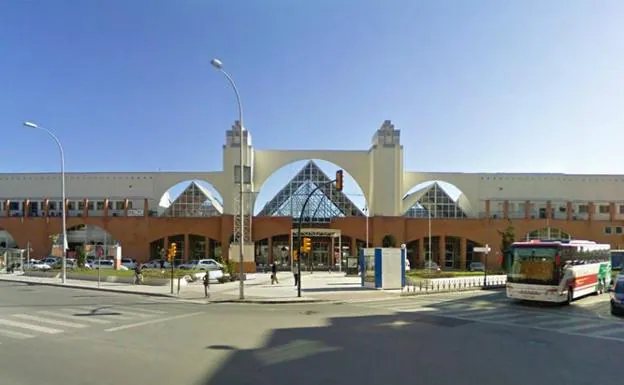 Detienen a un hombre por apuñalar a otro en el cuello en la estación de autobuses de Málaga