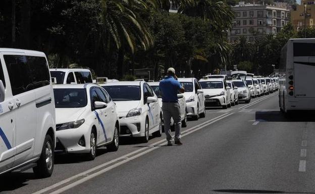 Imagen principal - Los taxistas recrudecen sus protestas, mantienen el paro y acampan en el parque