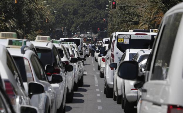 Los taxistas han cortado el tráfico en ambas direcciones. 