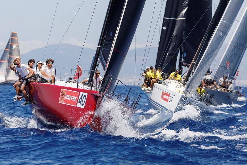 la XXXVII Copa del Rey Mapfre, una edición cargada de novedades y con inscripción récord. Por primera vez supera los 150 barcos, por primera vez distribuye a la flota en cinco áreas de regatas y por primera vez incluye a los Melges 40 y a los 6 Metros como clases participantes.