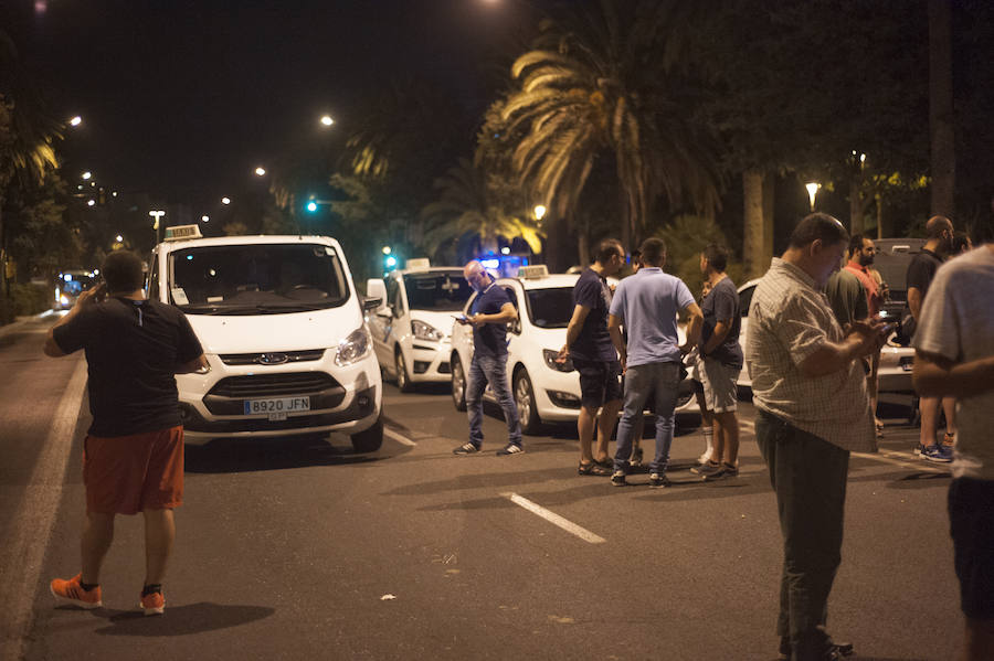 En el tercer día de huelga, los taxistas de Málaga han vuelto a cortar por sorpresa el Paseo del Parque en ambas direcciones