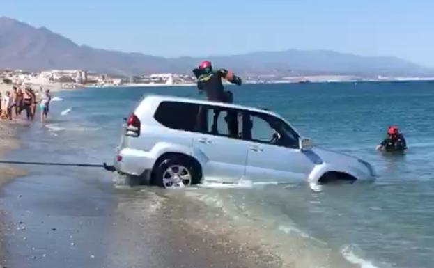 Todoterreno extraído de la playa.