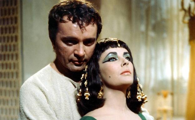 Richard Burton y Elizabeth Taylor en una escena de la película 'Cleopatra'. 