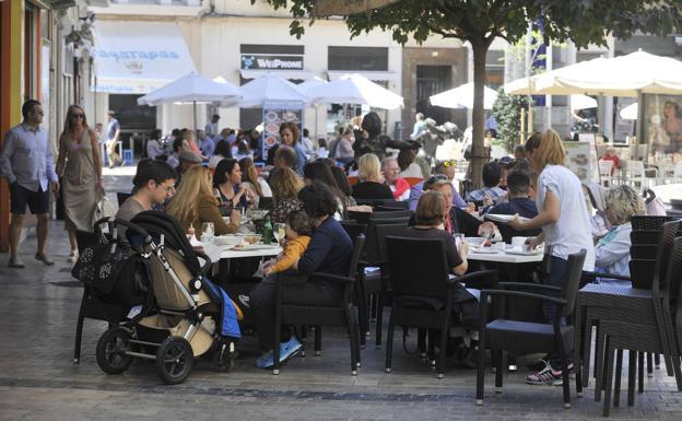 El alcalde de Málaga dice que el decreto de ocio de la Junta no se aplicará sin consenso entre vecinos y hosteleros 