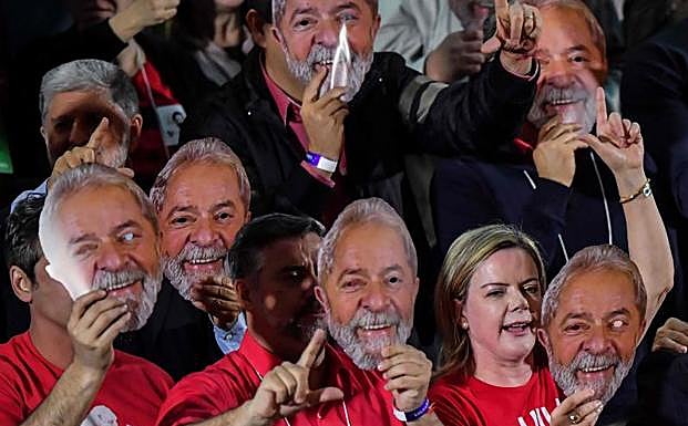 Participantes en la convención del Partido de los Trabajadores piden la liberación de Lula da Silva.