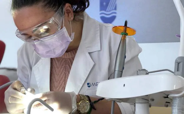 Prácticas en el laboratorio del Instituto MEDAC San Rafael.