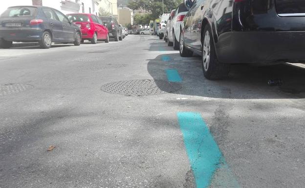Estacionamientos pintados de azul en la calle del Mar. 