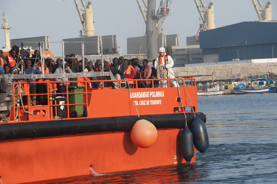 Fotos: Llegan 180 migrantes al Puerto de Málaga este sábado