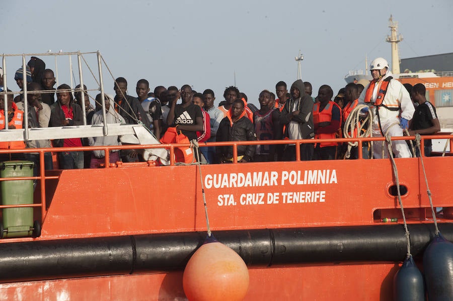 Fotos: Llegan 180 migrantes al Puerto de Málaga este sábado