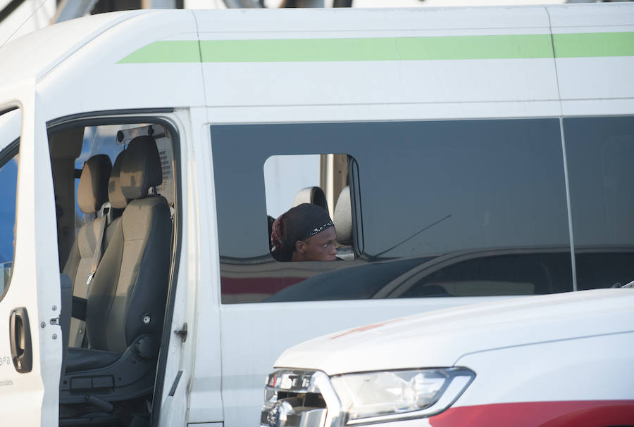 Fotos: Llegan 180 migrantes al Puerto de Málaga este sábado