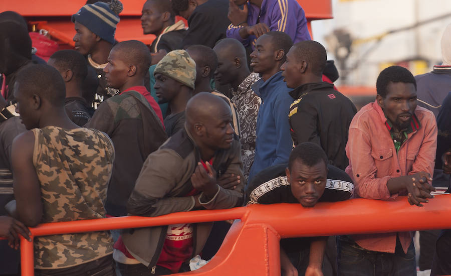 Fotos: Llegan 180 migrantes al Puerto de Málaga este sábado