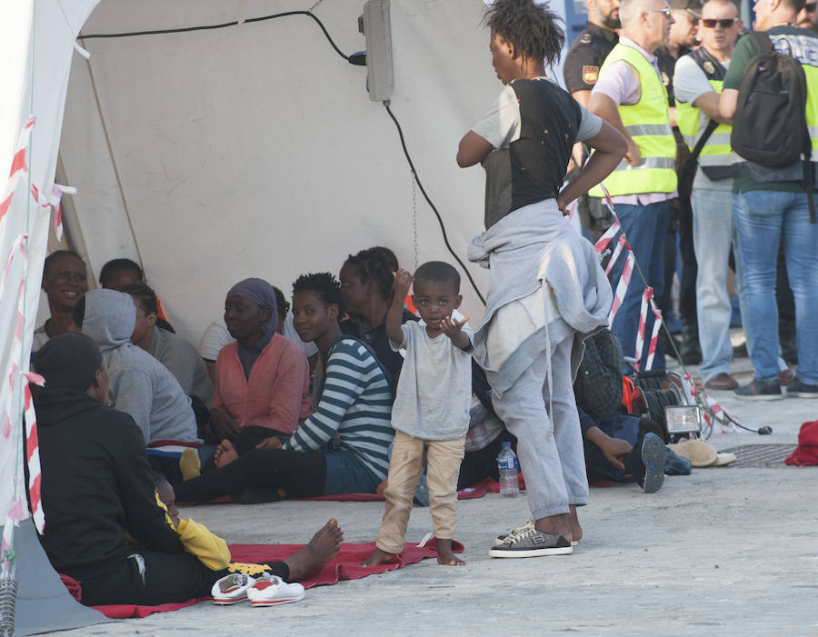Fotos: Llegan 180 migrantes al Puerto de Málaga este sábado