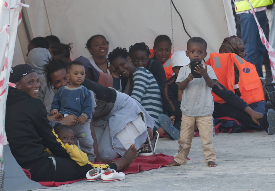 Fotos: Llegan 180 migrantes al Puerto de Málaga este sábado