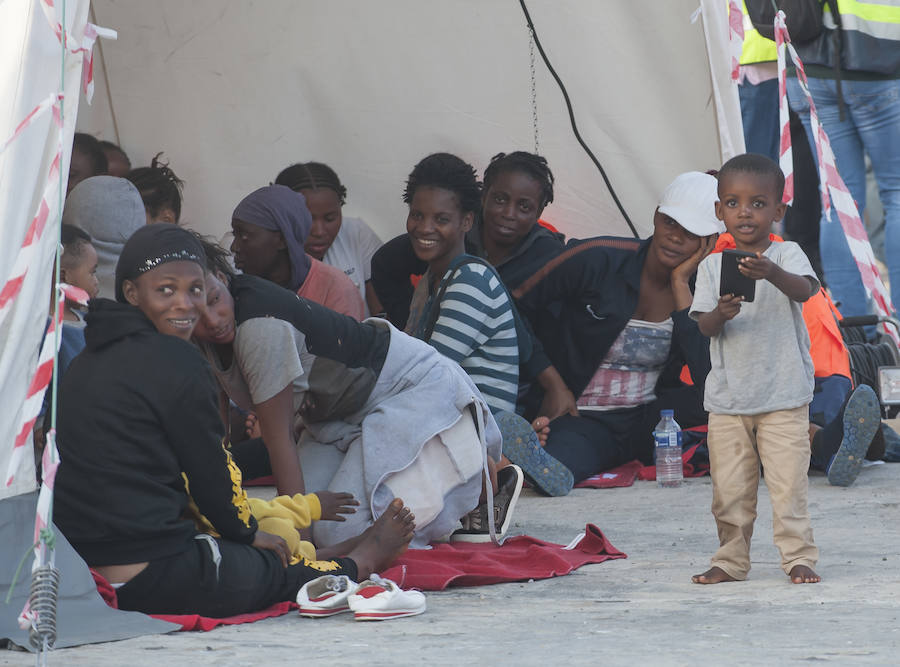 Fotos: Llegan 180 migrantes al Puerto de Málaga este sábado
