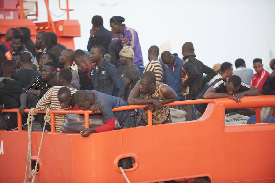 Fotos: Llegan 180 migrantes al Puerto de Málaga este sábado