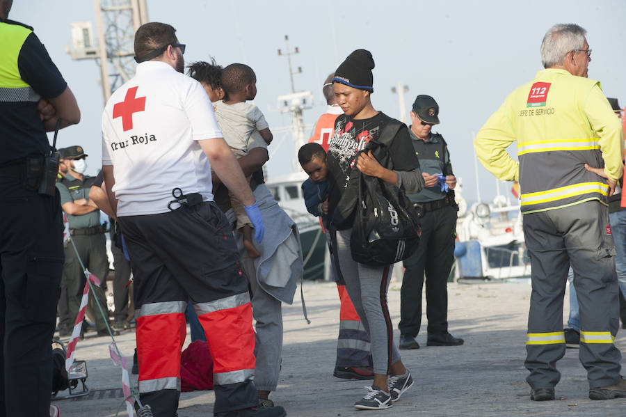 Fotos: Llegan 180 migrantes al Puerto de Málaga este sábado