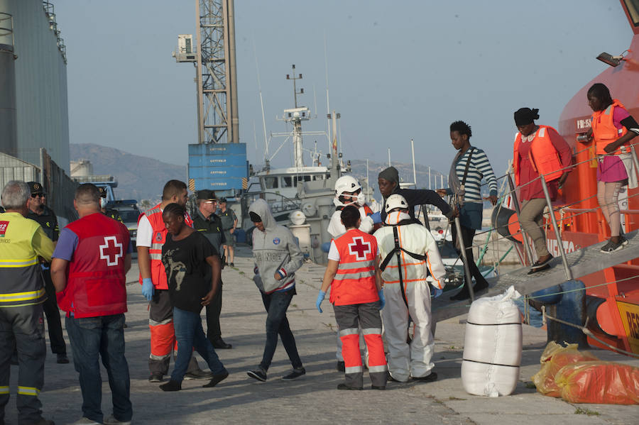Fotos: Llegan 180 migrantes al Puerto de Málaga este sábado