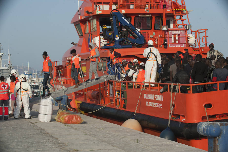 Fotos: Llegan 180 migrantes al Puerto de Málaga este sábado