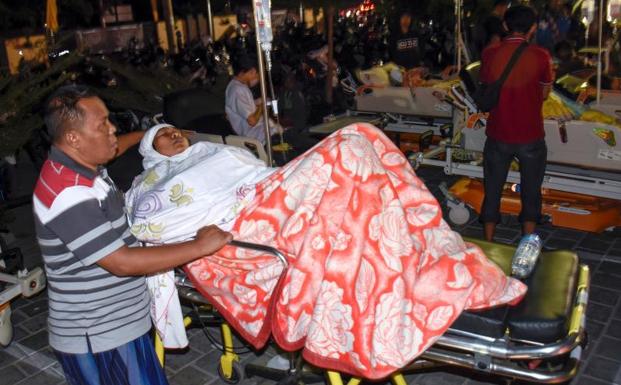 Imagen principal - Aumentan a 91 los muertos en un terremoto de magnitud 7 en Indonesia