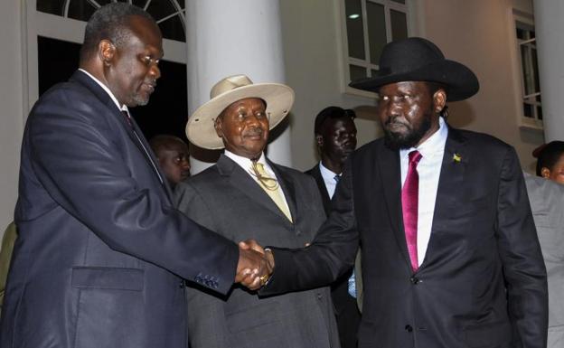 El líder rebelde Riek Machar y Salva Kiir, presidente de Sudán del Sur, estrechan sus manos.